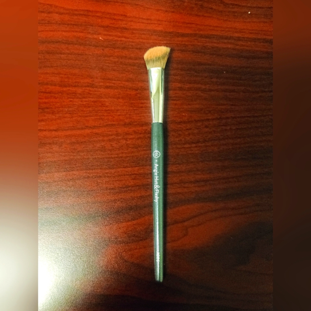 BK Beauty Angie Hot and Flashy Concealer Brush